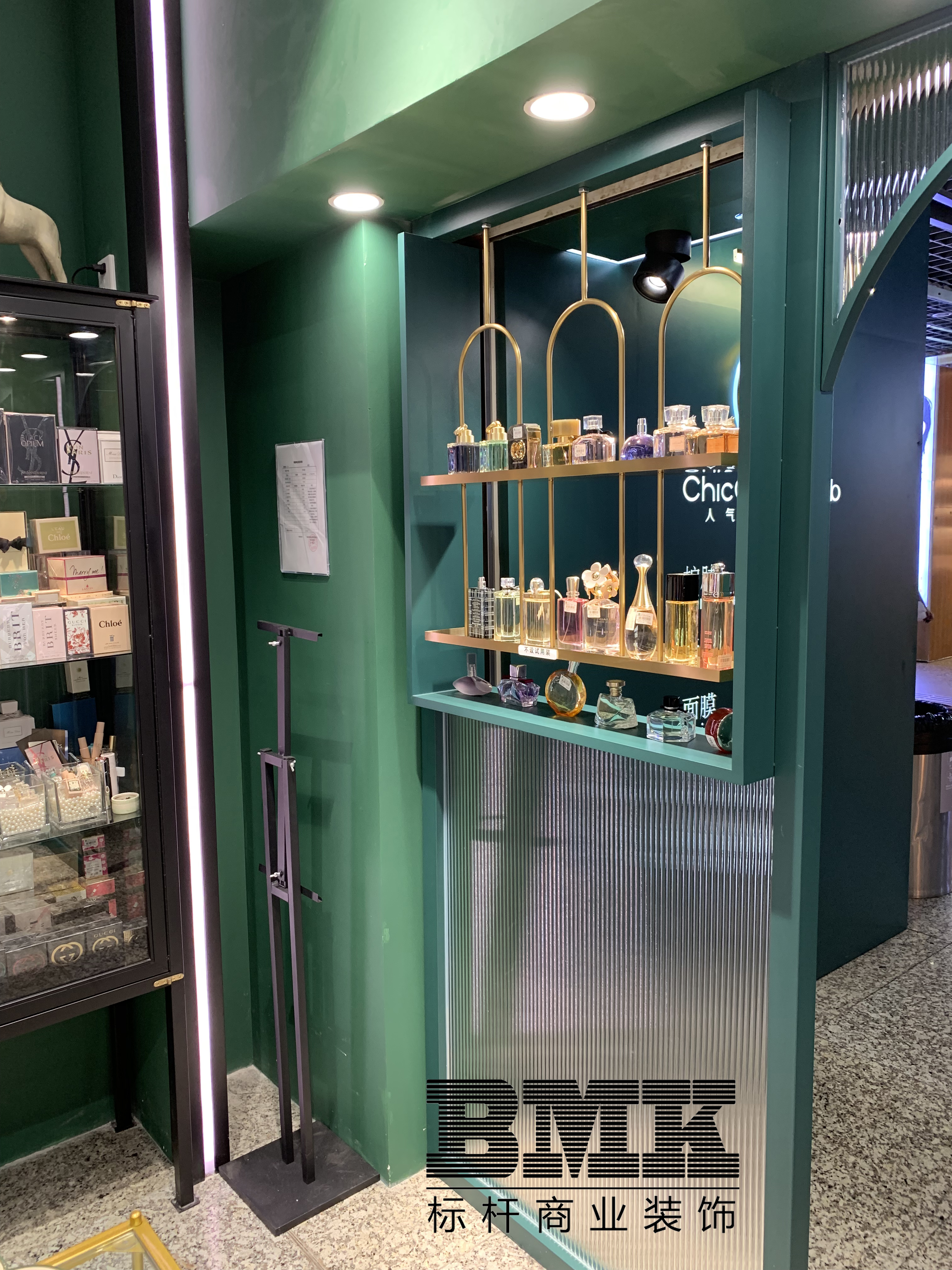 南京香水展柜定制|南京香水展柜图|南京标杆