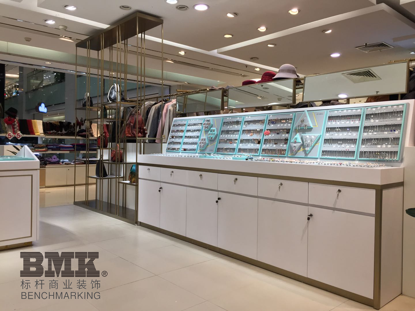 南京饰品展柜厂|南京展柜厂家|南京标杆展柜工厂
